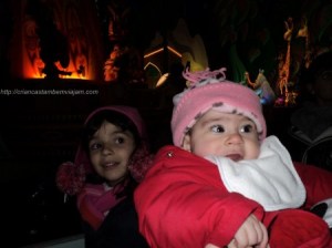 Iaiá (05 anos) e Ninoca (04 meses) na Eurodisney. Será que elas estavam gostando?