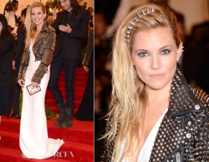 Linda de morrer, mas fico bem longe dela na fila!