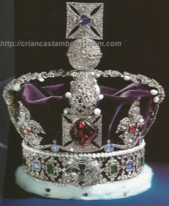 A coroa que a rainha usa para abrir as sessões anuais do Parlamento